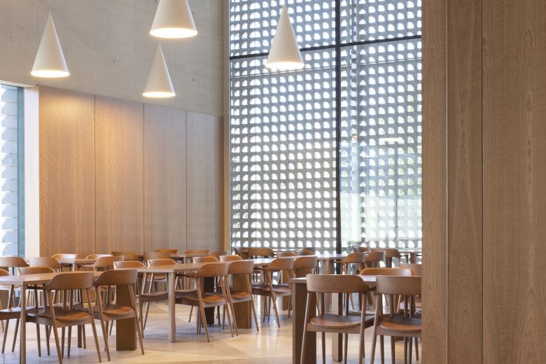 обеденная зона со столами Первый исмаилитский центр в США