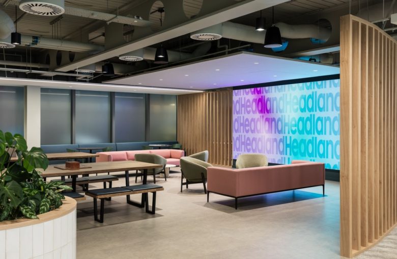 обеденная зона с диванчиками Headland Offices