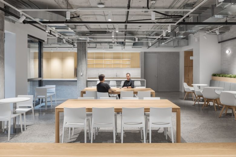 обеденная зона со столиками и стульями Montréal International Offices