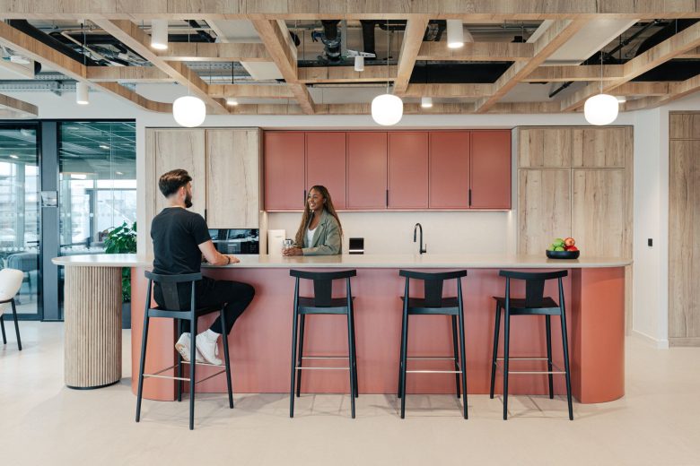 обеденная зона_барная стойка Mastercard