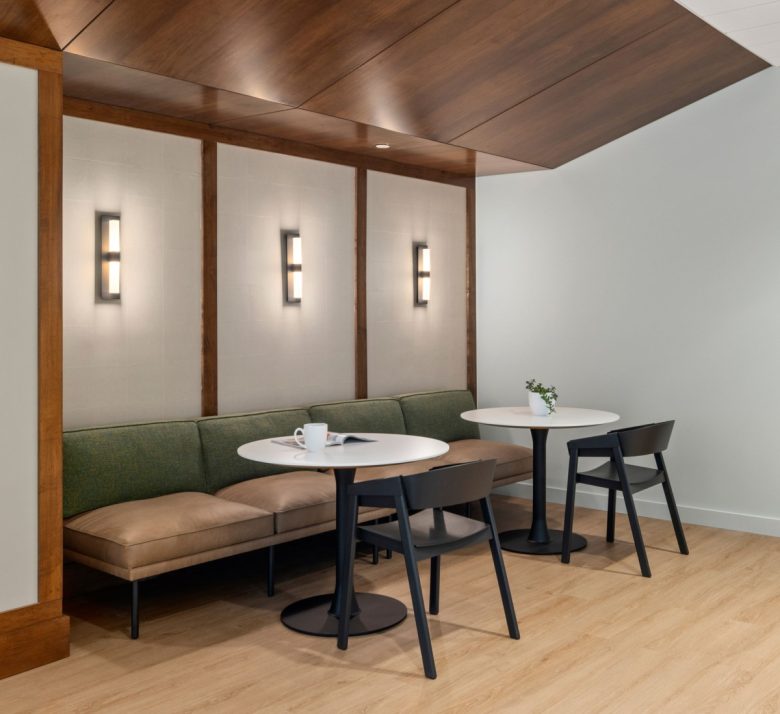 обеденная зона со столиками и диванчиками Burr & Forman