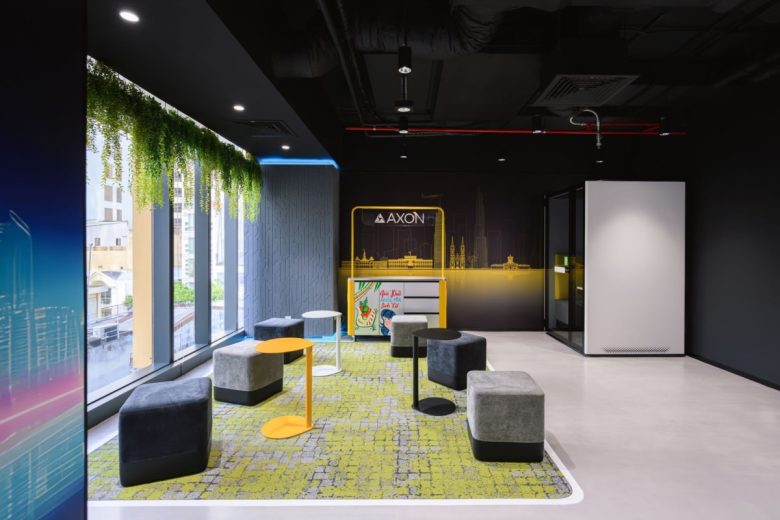 одиночные столики с пуфами AXON offices