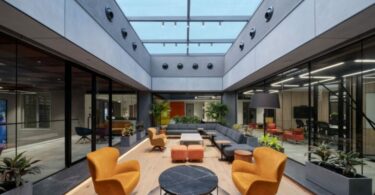 офис с большим диваном и столиками FYBROS в Дели