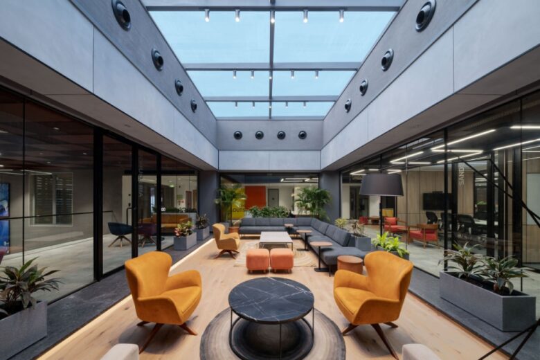 офис с большим диваном и столиками FYBROS в Дели