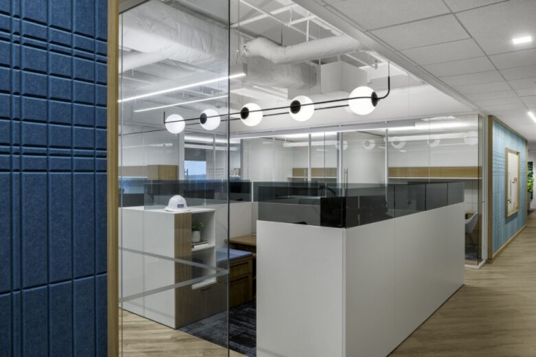 офисные кабины за стеклянными перегородками Colliers