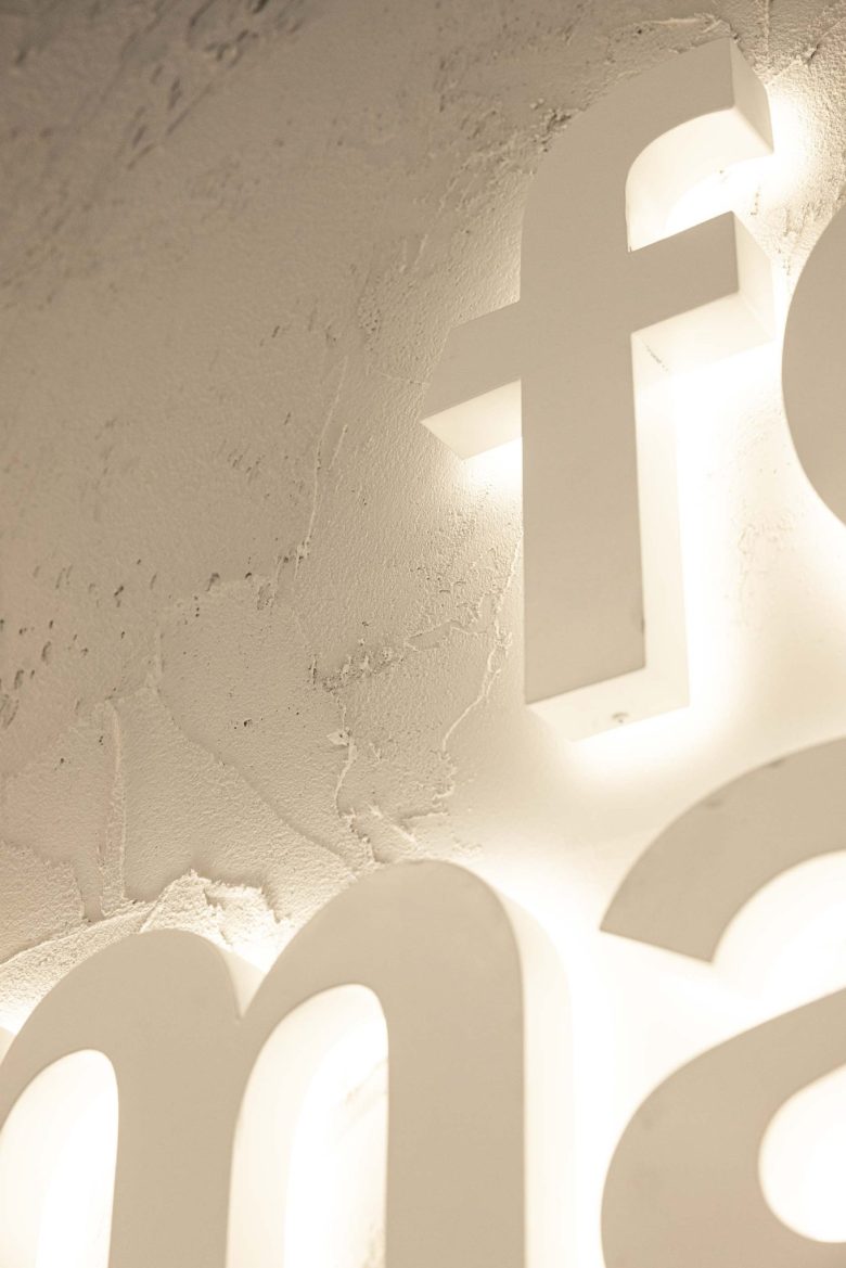 оформление стены Oporto MAZARS offices