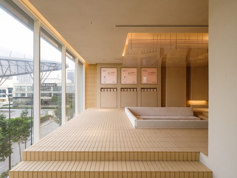 зона с подиумом и мягким диваном Cher’s Hair Saloon