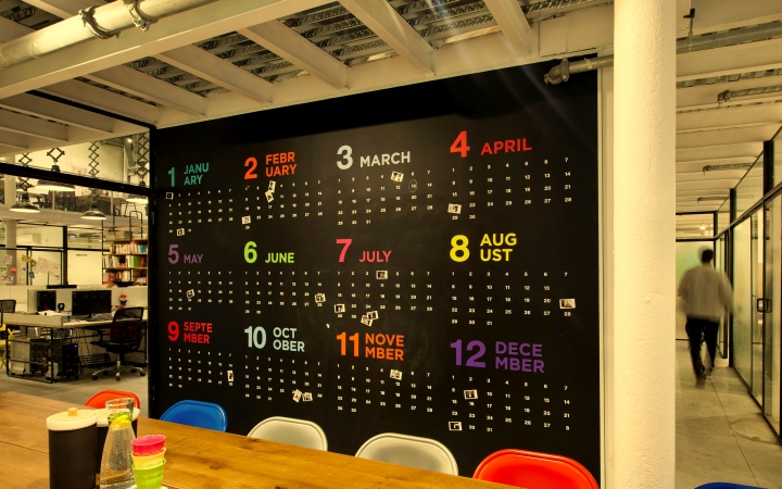 Большой настенный календарь в офисе OPEN office