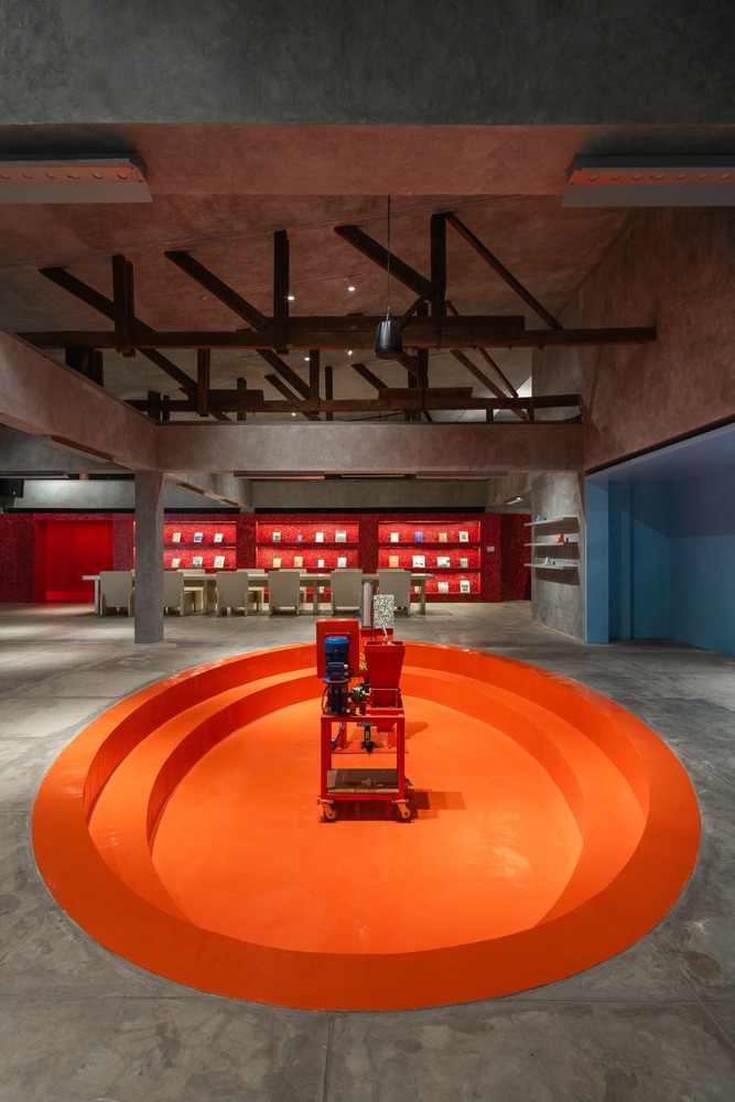 оранжевая ниша углубление в полу Space Available Jakarta Community Center