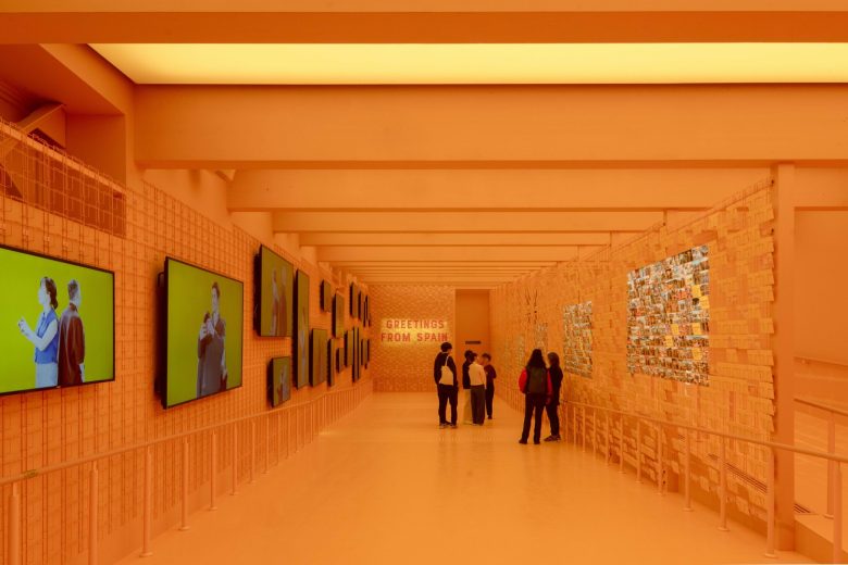 оранжевый павильон Spanish Pavilion at Expo Osaka 2025 вид с другой стороны