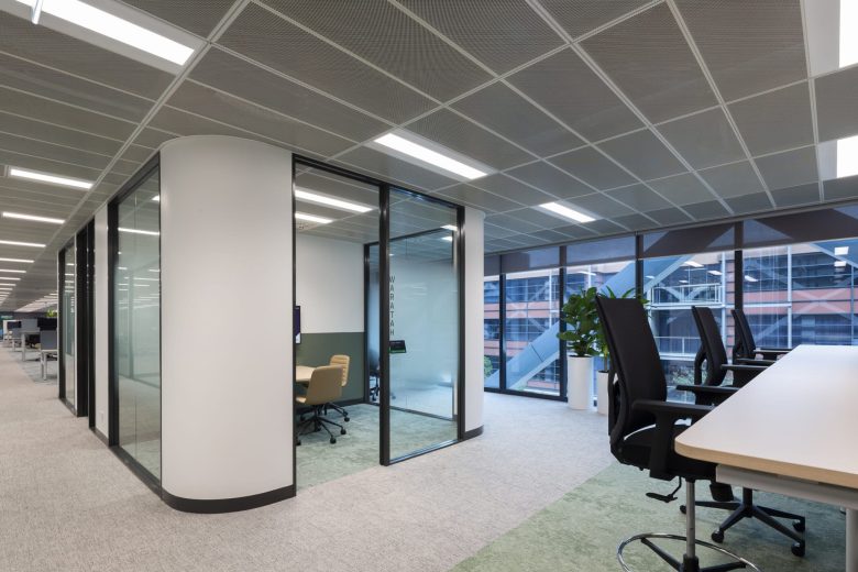 отдельные кабинеты со стеклянными дверьми Iress Office Sydney