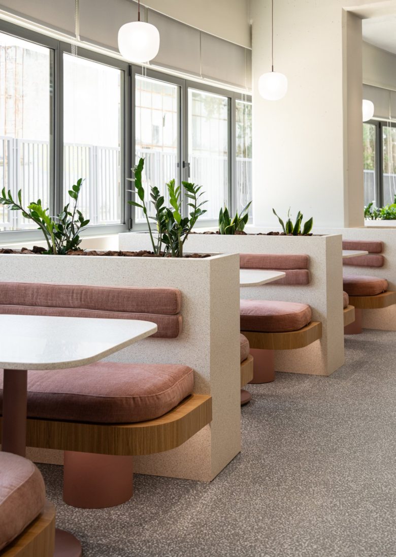 отдельные места с диванчиками в кафе PwC Offices