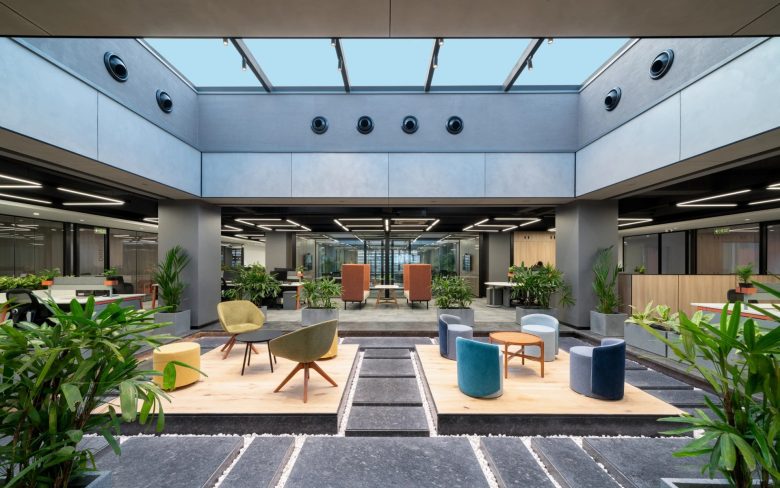 отдельные островки со столиком и стульями FYBROS в Дели