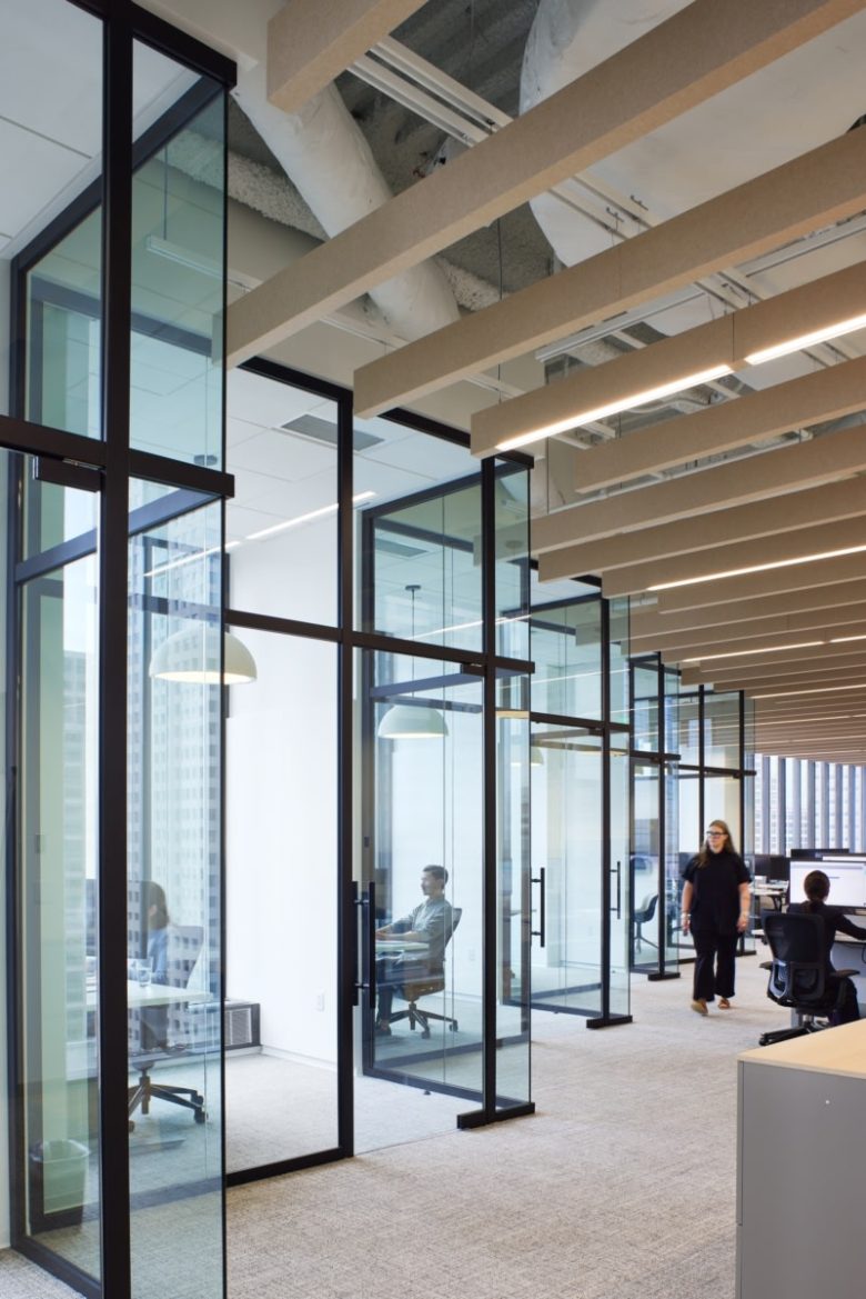 отдельные стеклянные кабинеты для работы Perkins&Will’s Confidential Firm Offices