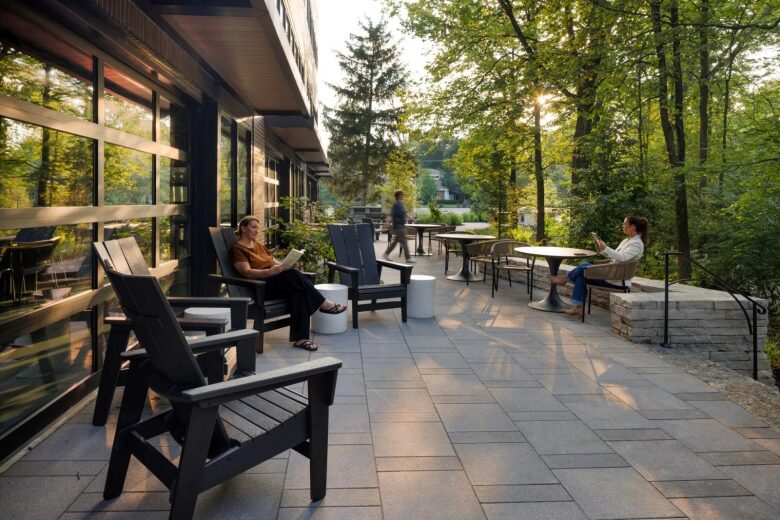 отдых на улице стулья и столики компании Sarnova