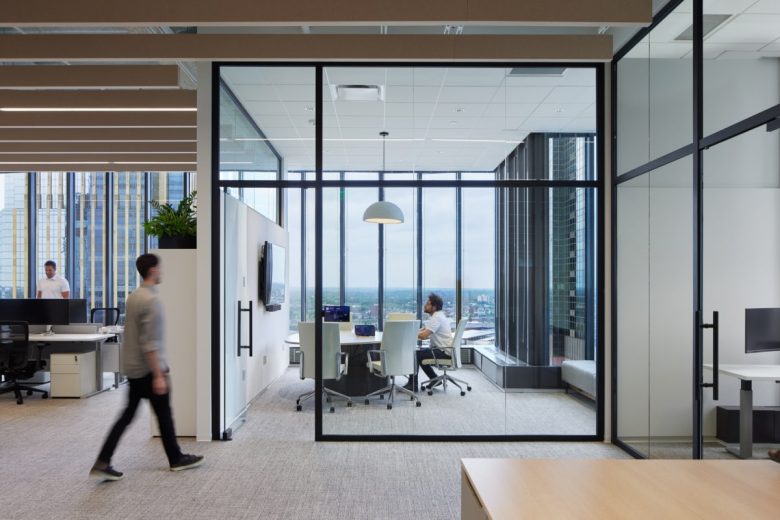отдельные кабинеты со стеклянными стенами Perkins&Will’s Confidential Firm Offices