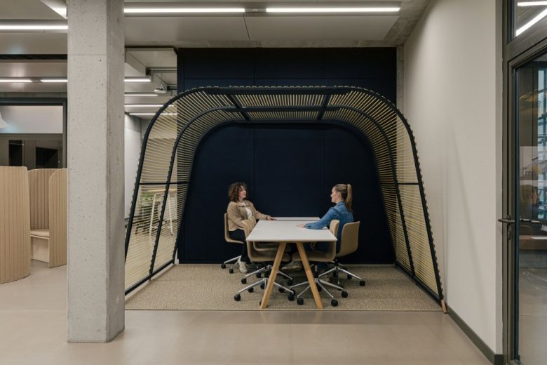 открытая комната для переговоров Miro Office