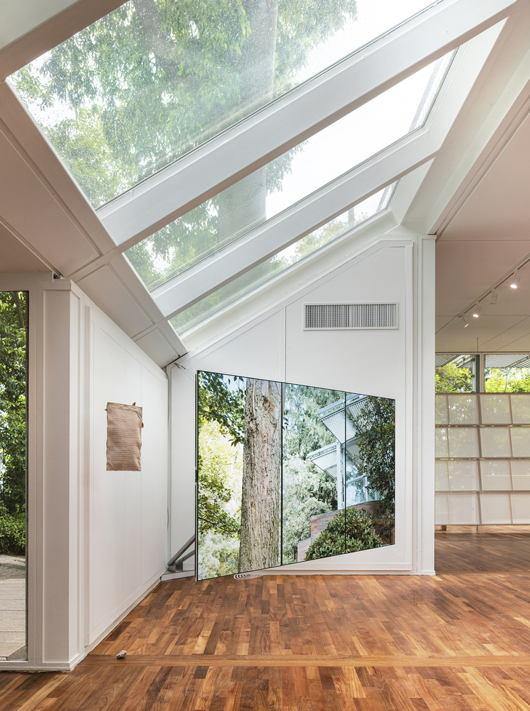 панно с зеленью на стене Korean Pavilion вид сбоку