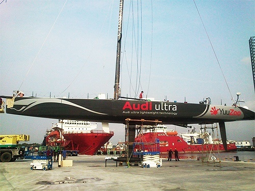 Парусная гоночная яхта Audi Ultra в порту