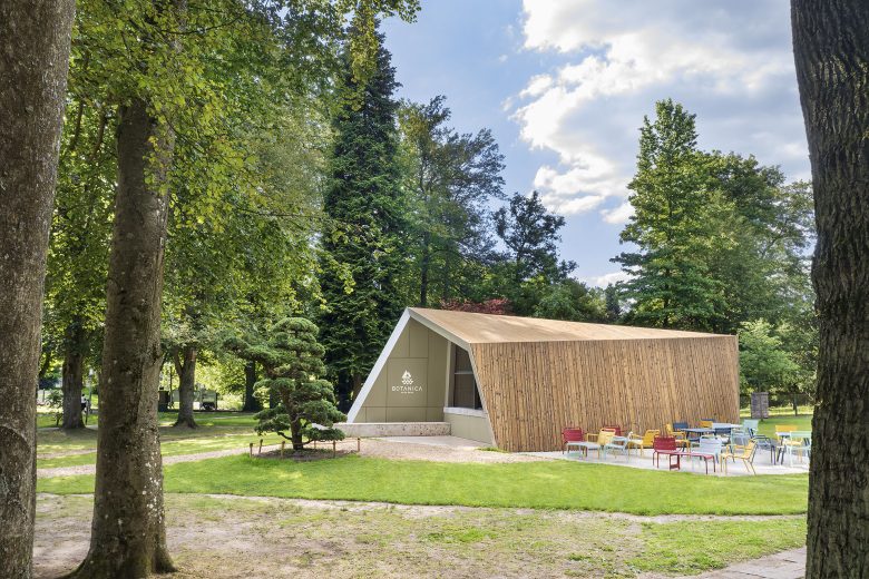 павильон и столики у него BOTANICA ALEA PARK