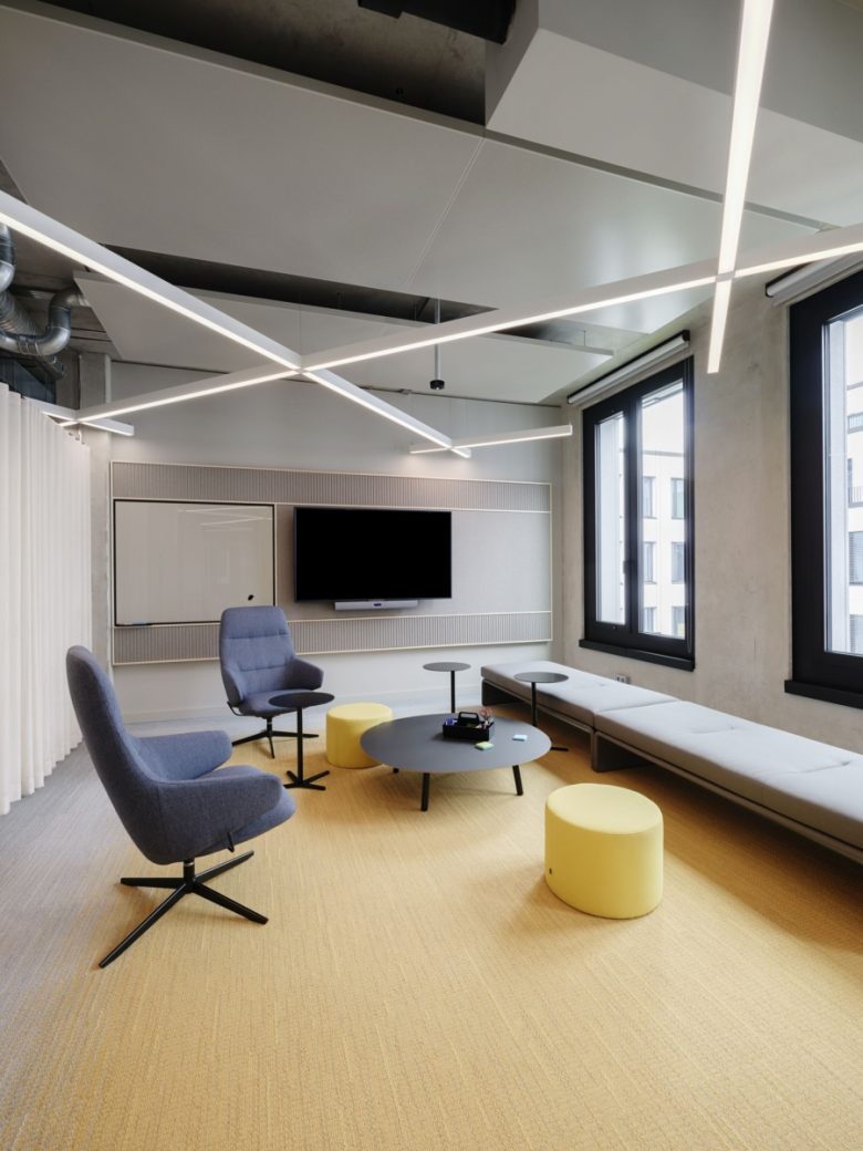 переговорная с длинным диваном-кушеткой офис IT-компании