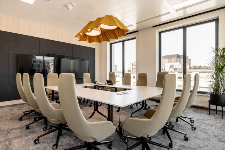 переговорная в бежевых тонах KRUK