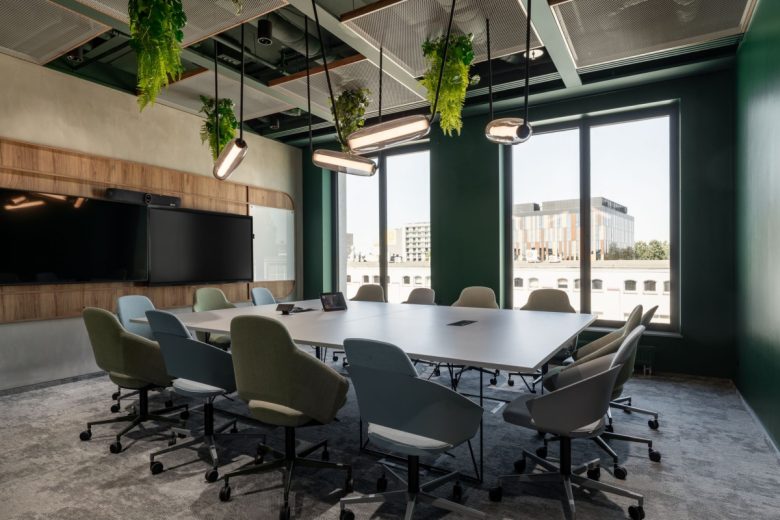 переговорная в светлых тонах KRUK