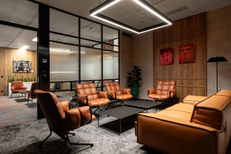 переговорная_кожанные кресла KRUK