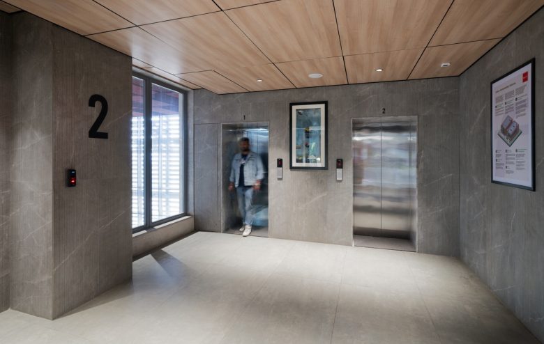 площадка с лифтами FYBROS в Дели