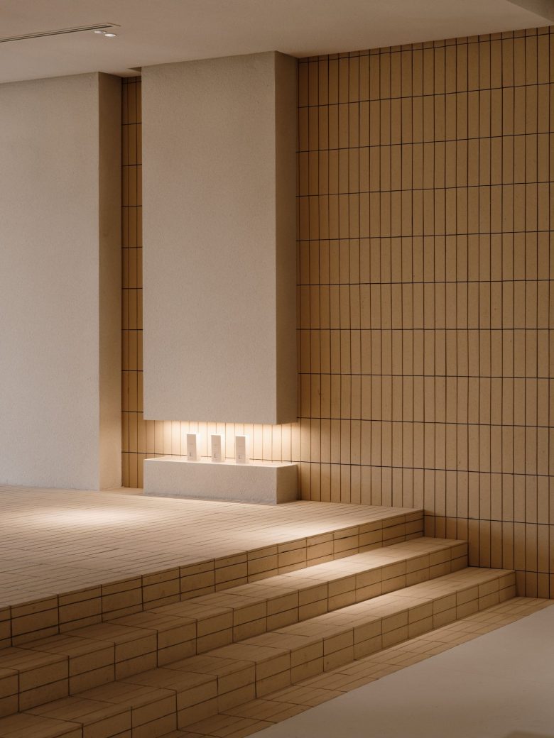 подсветка в стене Cher’s Hair Saloon