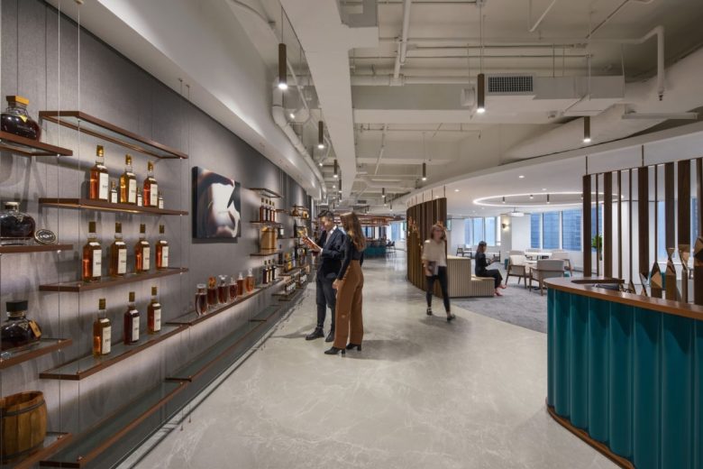 полки с бутылками Edrington Offices