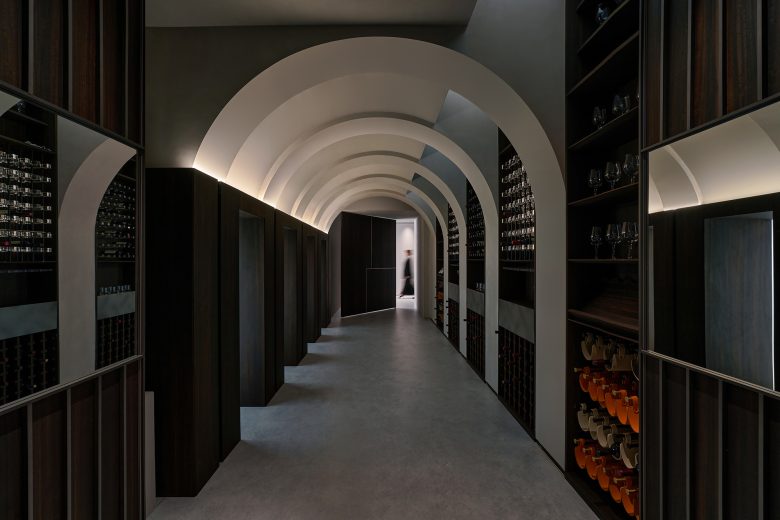 полки в стене с бокалами и бутылками вина Sammys Nouvelle France Hall