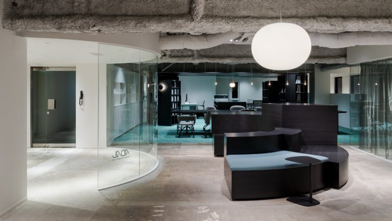 полукруглый кабинет за стеклом зона отдыха Adal Creative Place в Осаке