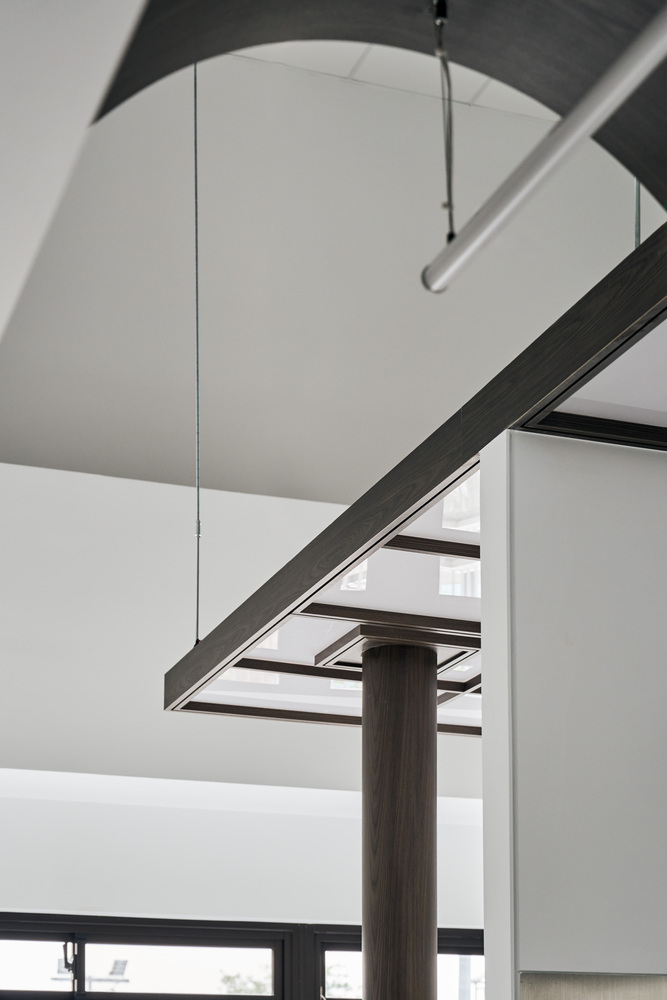 потолок в Traces of Light