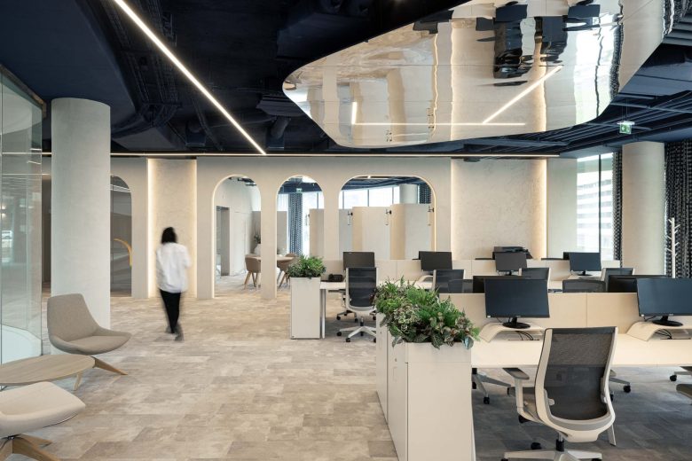 проход вдоль рабочей зоны Oporto MAZARS offices