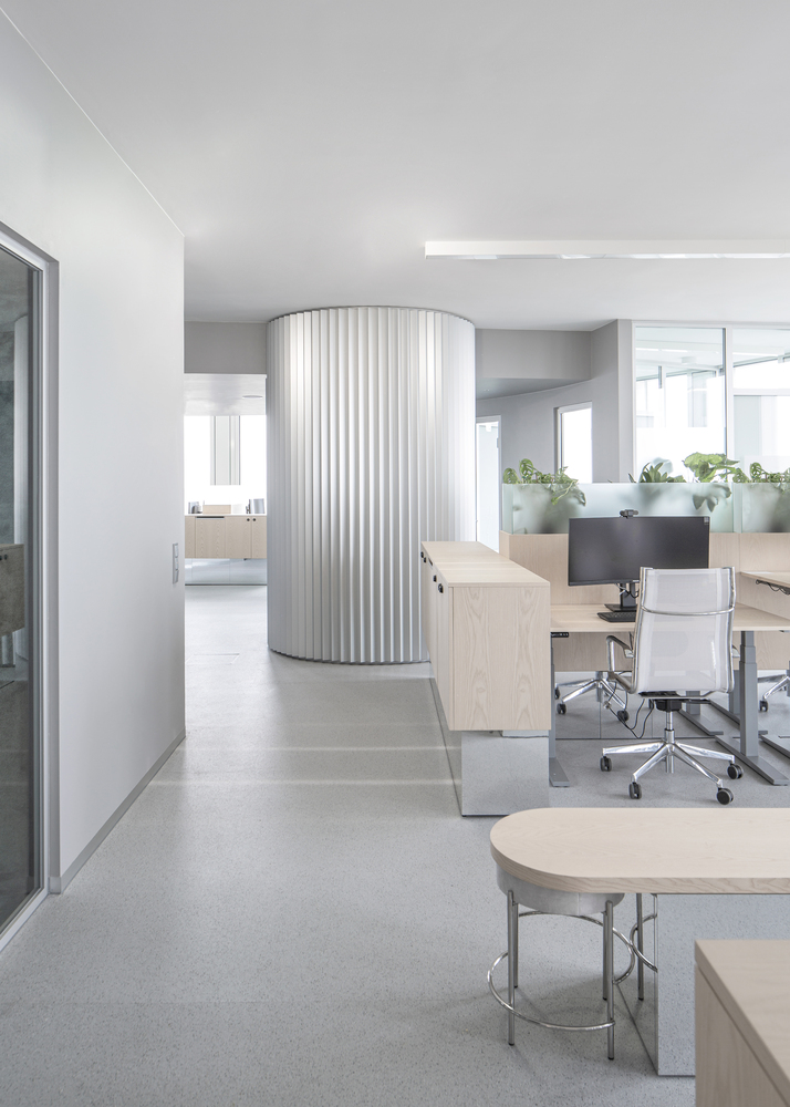 проход вдоль рабочих мест Signa Sports United High‑Rise Tower