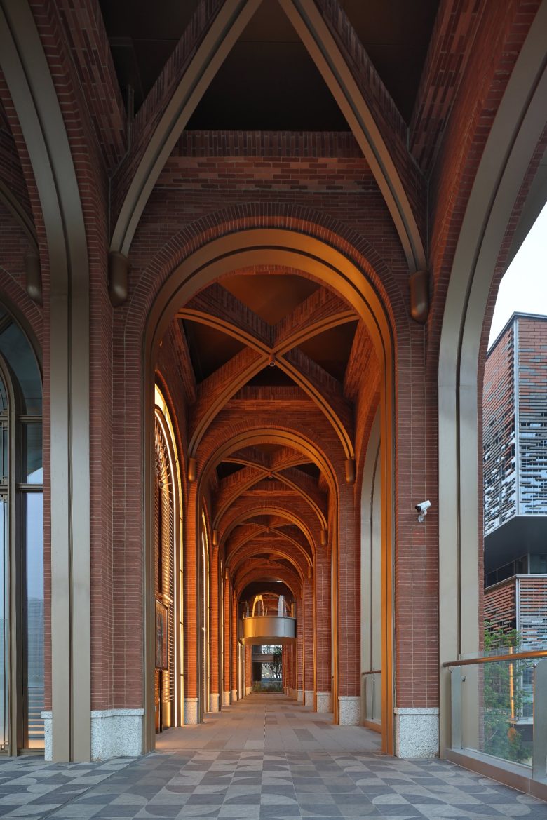 проход вдоль здания с высокими колонами City of Inspiration