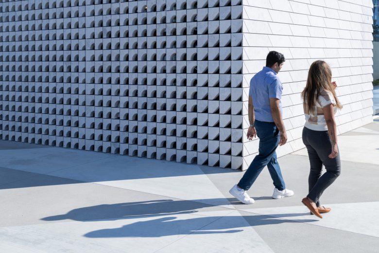 прохожие у здания Первый исмаилитский центр в США