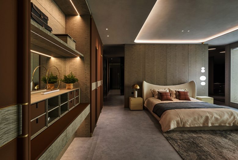 просторная спальня с большой кроватью и шкафами Sammys Nouvelle France Hall