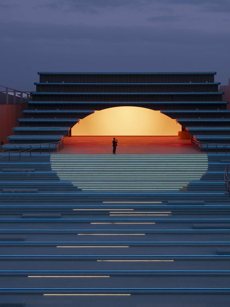 пространство между лестницей Spanish Pavilion at Expo Osaka 2025