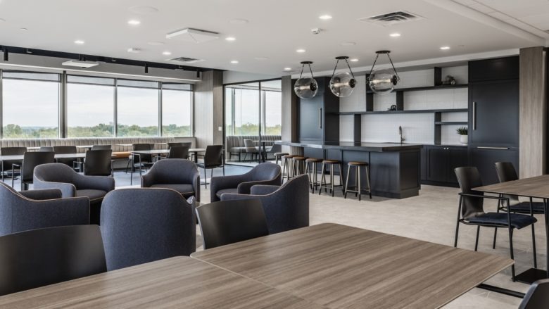 Пространство со столиками и креслами Old National Bank Offices