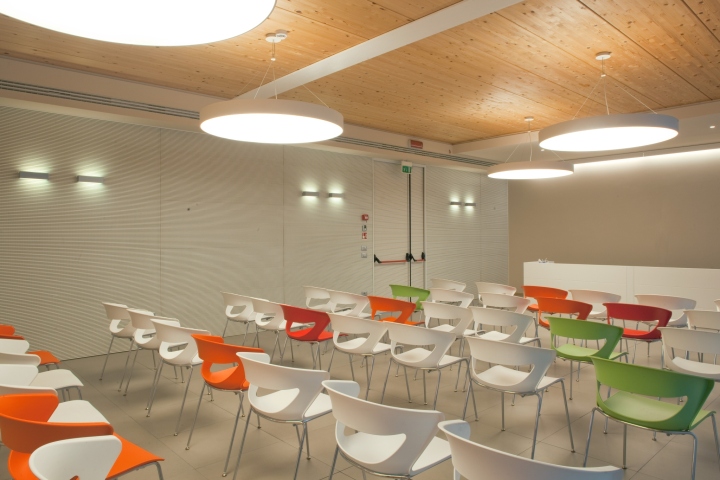 Проект офисного помещения Valtenna Box Factory в Италии: стульчики