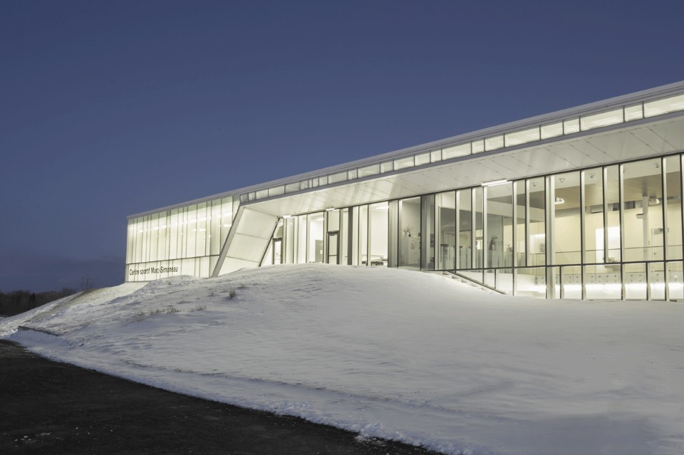 Современный экстерьер здания со спортивными залами в белом цвете - Фото 1