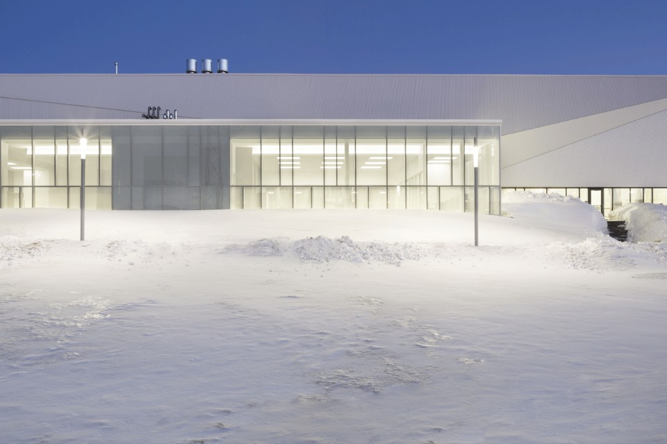 Современный экстерьер здания со спортивными залами в белом цвете - Фото 2