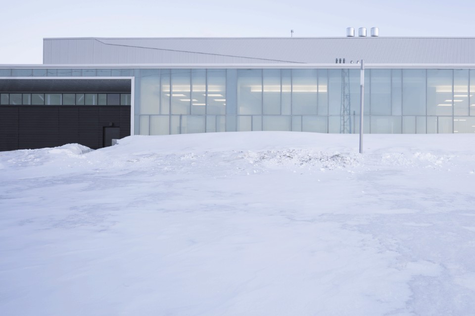 Современный экстерьер здания со спортивными залами в белом цвете - Фото 4