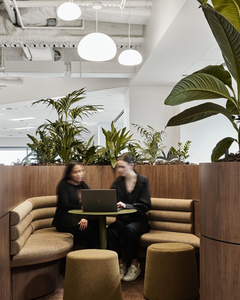 рабочая кабина с мягкими сиденьями JLL