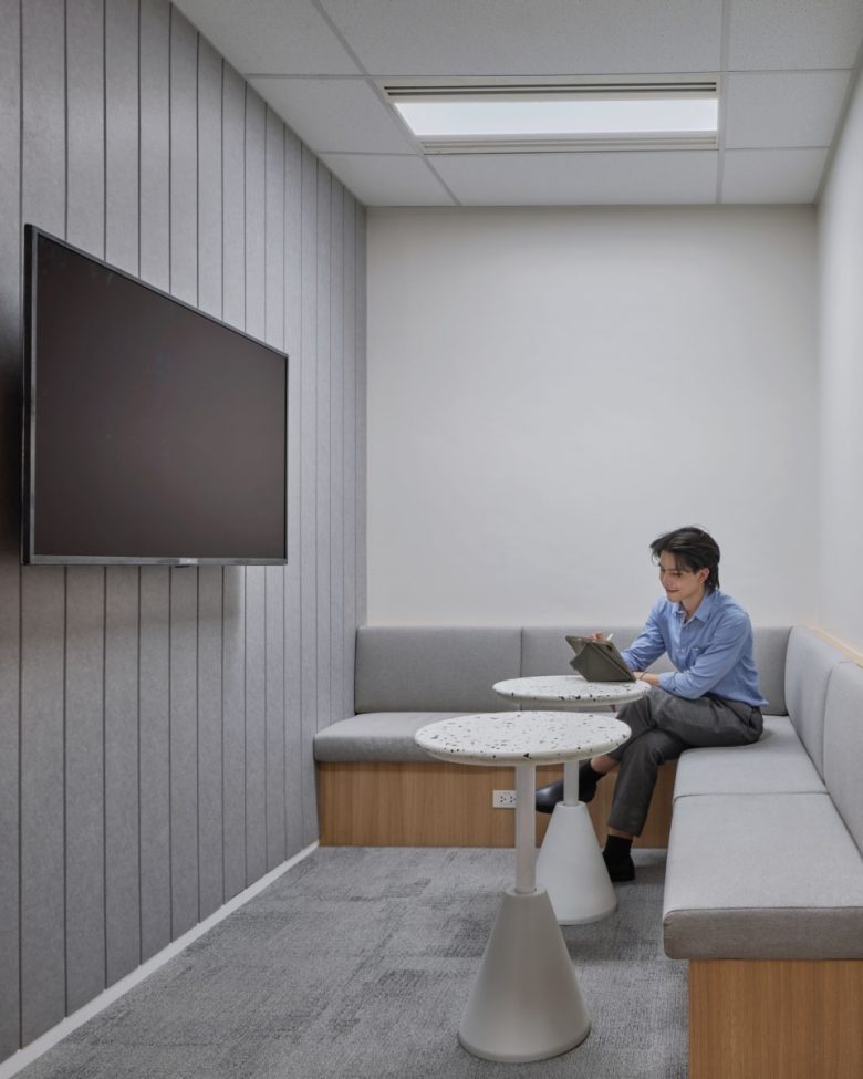 рабочая комната с экраном LINE MAN Wongnai Offices