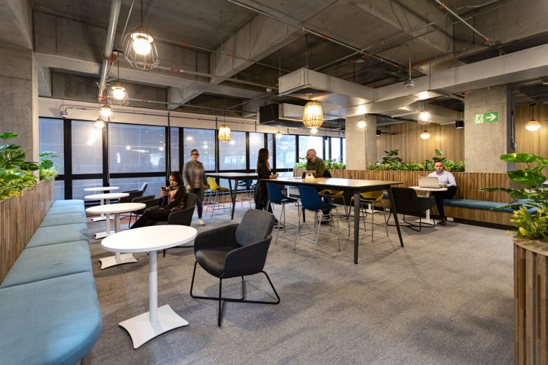 рабочая с диванчиками и столами в середине Emapta