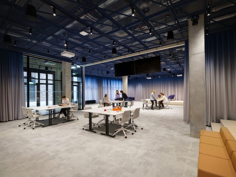 рабочая зона на четыре секции офис IT-компании