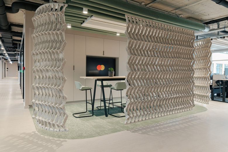 рабочая зона отдельная перегородками Mastercard